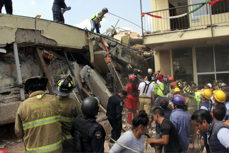 Rescatan cuerpo de mujer en escombros del Rébsamen Rescatan cuerpo de mujer en escombros del Rébsamen