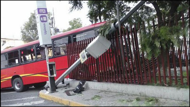 La mitad de accidentes del Metrobús suceden en horas pico: IPN