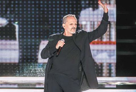 Miguel Bosé, un hombre de paz, en contra de los “hombres que se tiñen de rubio”