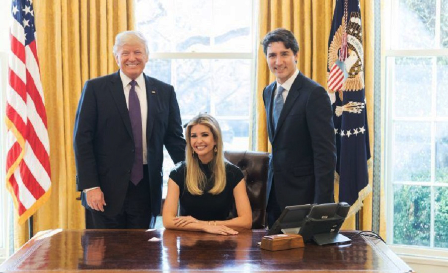 Indigna foto de Ivana Trump sentada detrás del escritorio en la Oficina Oval