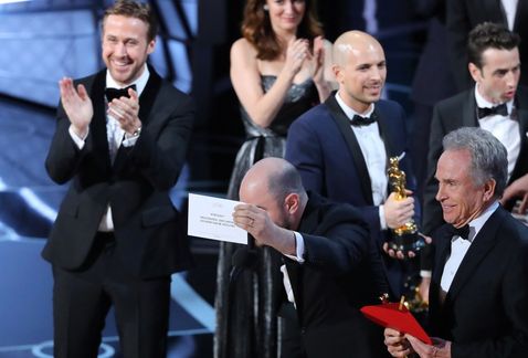 La Academia de Hollywood pide perdón por error en los Oscar