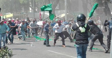 Enfrentamiento en Reforma deja 17 policías y 12 campesinos lesionados