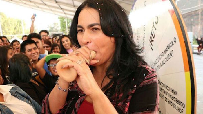 La delegada de Iztapalapa demuestra cómo poner un condón con la boca