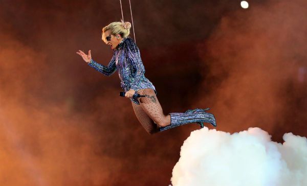 Lady Gaga se “vuela” el show del medio tiempo del Super Bowl LI