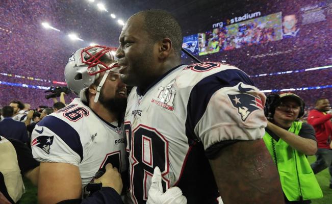 Martellus Bennett, de los Patriotas, protesta contra Trump