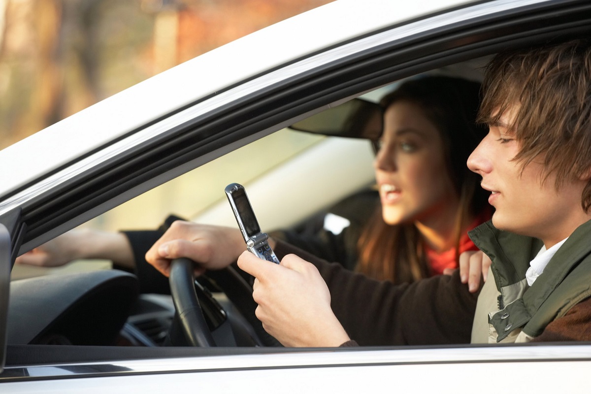 Recibe Senado minuta que castiga con 3 años de prisión a conductores que causen accidentes al usar el teléfono celular