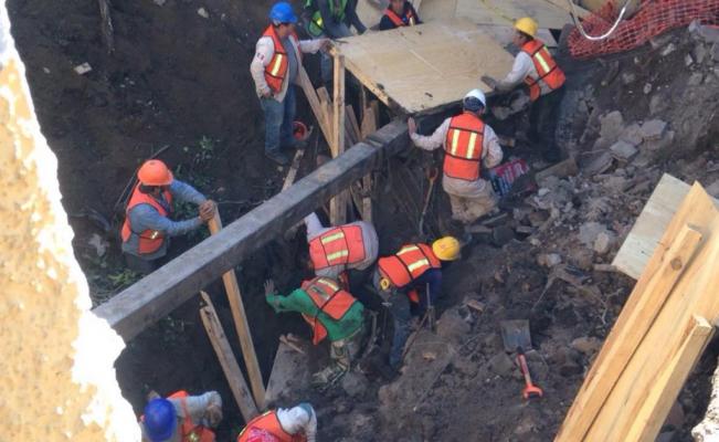 Fallecen dos trabajadores tras derrumbe de barda en Coyoacán