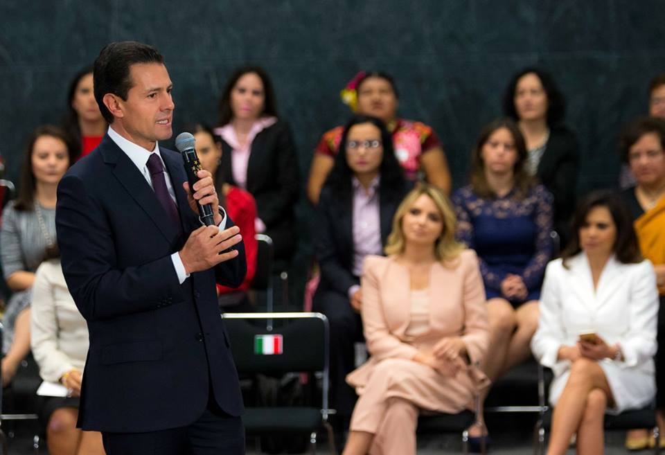 Peña Nieto reconoce la persistencia de machismo en México