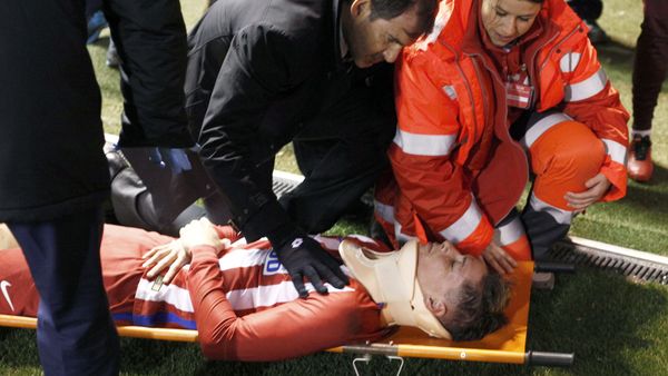 Dan de alta a Fernando “El Niño” Torres tras golpe en la cabeza