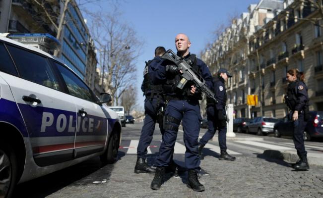 Explota carta bomba en sede del FMI en París; luego se registra tiroteo en escuela