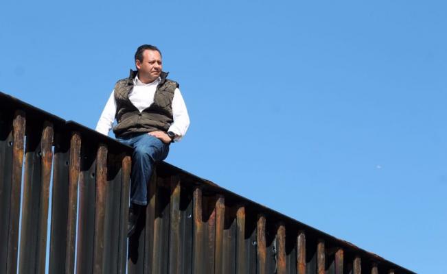 Diputado escala valla fronteriza; “muro no frenará migración, lo subí en 20 segundos”, dice
