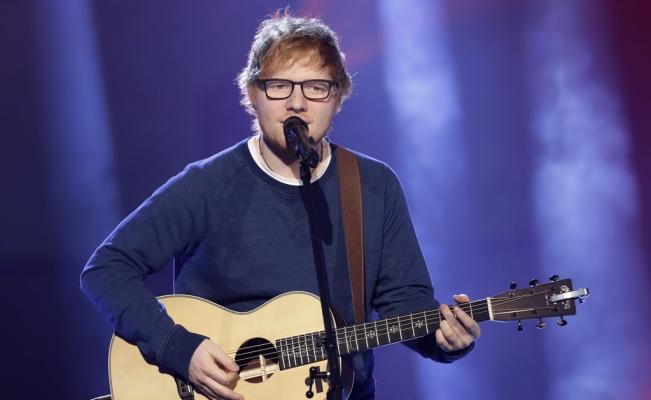 Detienen a mujer por escuchar a Ed Sheeran… a todo volumen