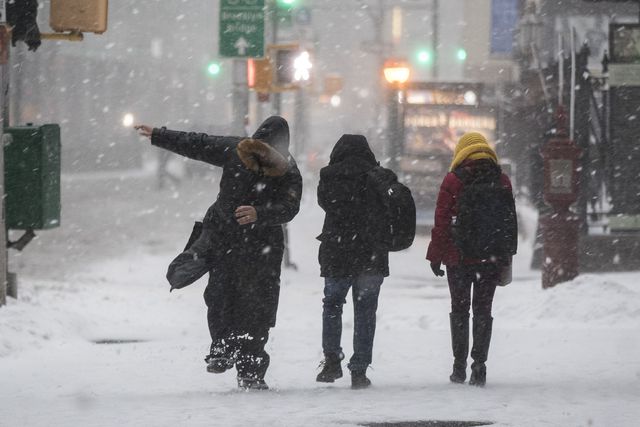 Cierran escuelas y cancelan vuelos por tormenta de nieve en NY