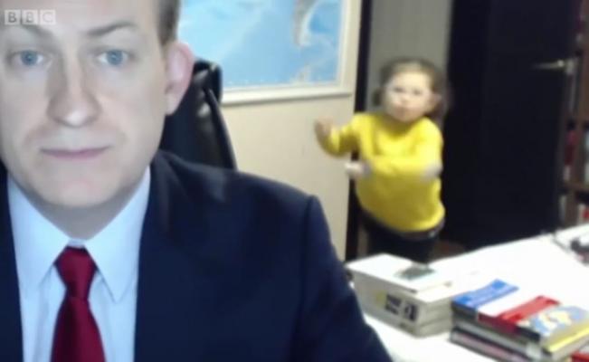 Padre no sabe qué hacer cuando sus hijos ‘cuelan’ a entrevista (+Video)