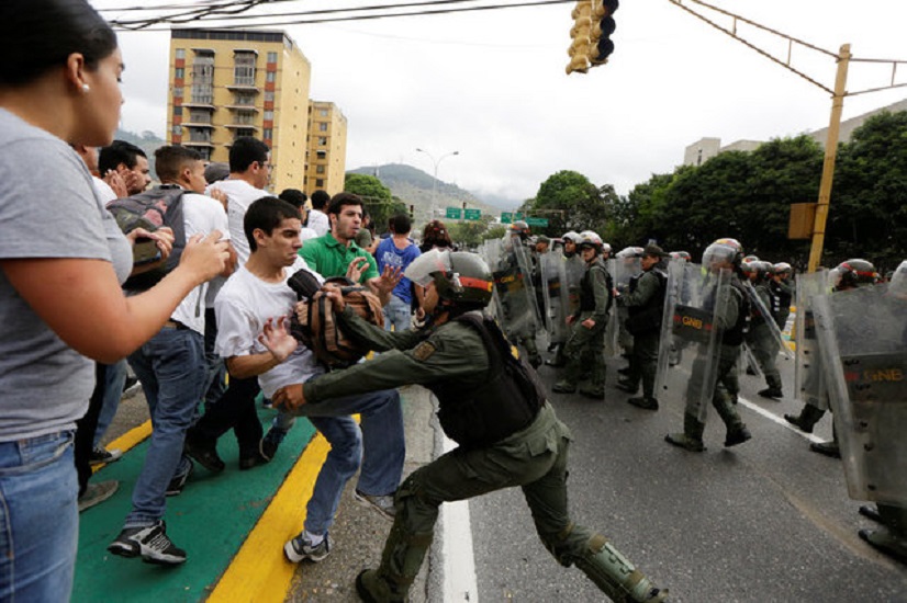 GNB y colectivos oficialistas agredieron a estudiantes y periodistas a las afueras del Tribunal Supremo de Venezuela