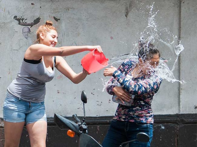 Hasta 36 horas de arresto o multa a quien desperdicie agua en Sábado de Gloria