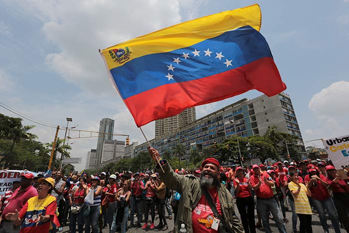 Policía dispersa marcha en Venezuela; reportan un herido de bala