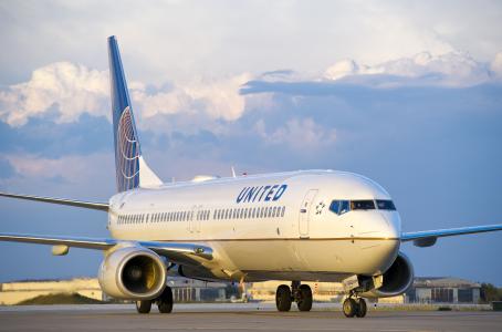 Una polémica más para United Airlines: saca de avión a pareja que viajaba a su boda