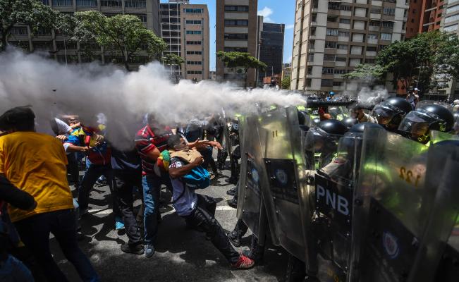 Opositores y policías se enfrentan durnate marcha en Venezuela