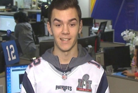 Fan de 19 años, pieza clave para recuperar el jersey de Brady