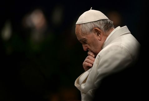 En Viacrucis, Papa Francisco reza por la sangre vertida por los inocentes