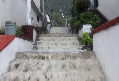 Por lluvias, se desgaja cerro y desborda río en Tabasco