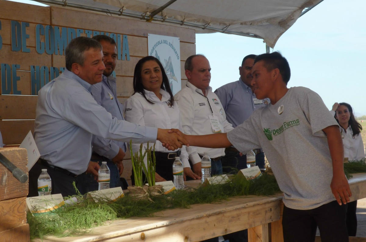 La Secretaría del Trabajo y Previsión Social entrega a jornaleros agrícolas certificados de competencia laboral