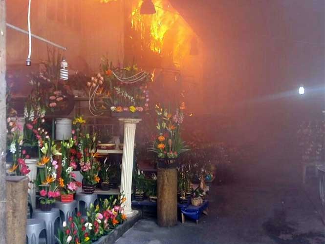 Se incendian puestos de flores del mercado de Jamaica