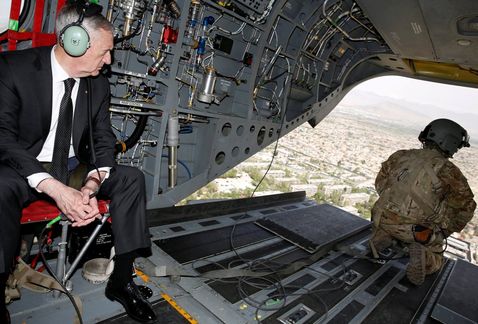 Mattis, secretario de Defensa de EU, realiza visita sorpresa a Afganistán