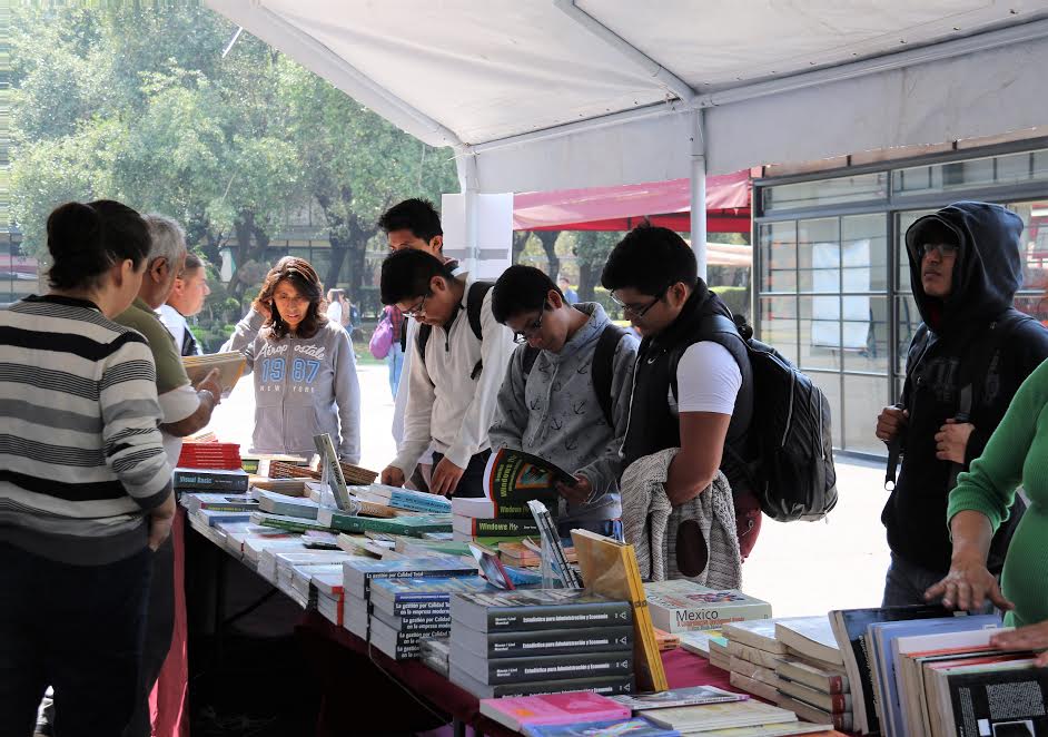 ESIME Zacatenco festeja día mundial del libro con remate de títulos