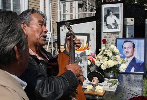 Miles de fans rinden homenaje a Pedro Infante en el Panteón Jardín