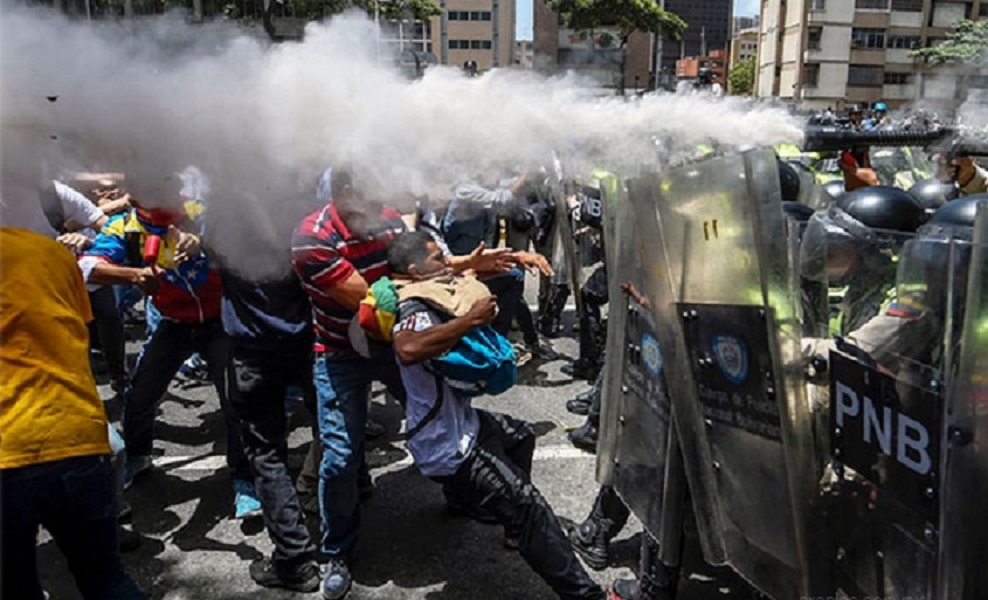 Militares reprimen con gas lacrimógeno marcha opositora en Caracas: 42 heridos