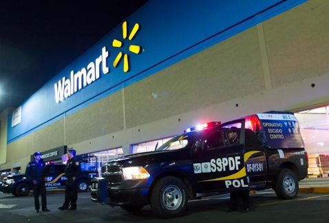 Al menos 20 sujetos asaltan Walmart de Nativitas y se llevan cajero