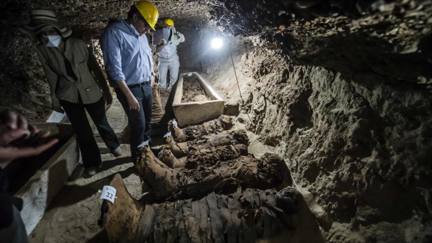 Hallan en Egipto tumba con 17 momias en perfecto estado