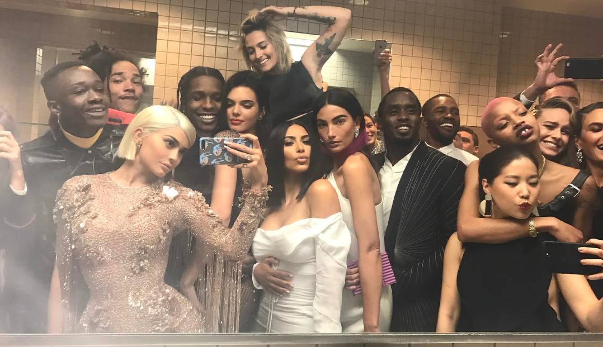 Kylie Jenner desafía a Anna Wintour, toma ‘selfie’ en el baño en la Gala Met