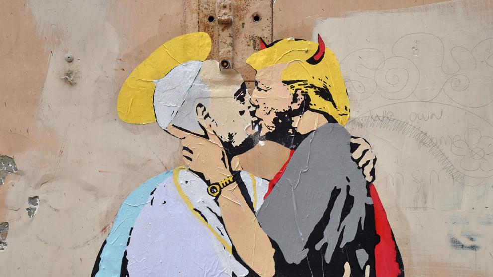 Trump y el Papa Francisco se besan en mural