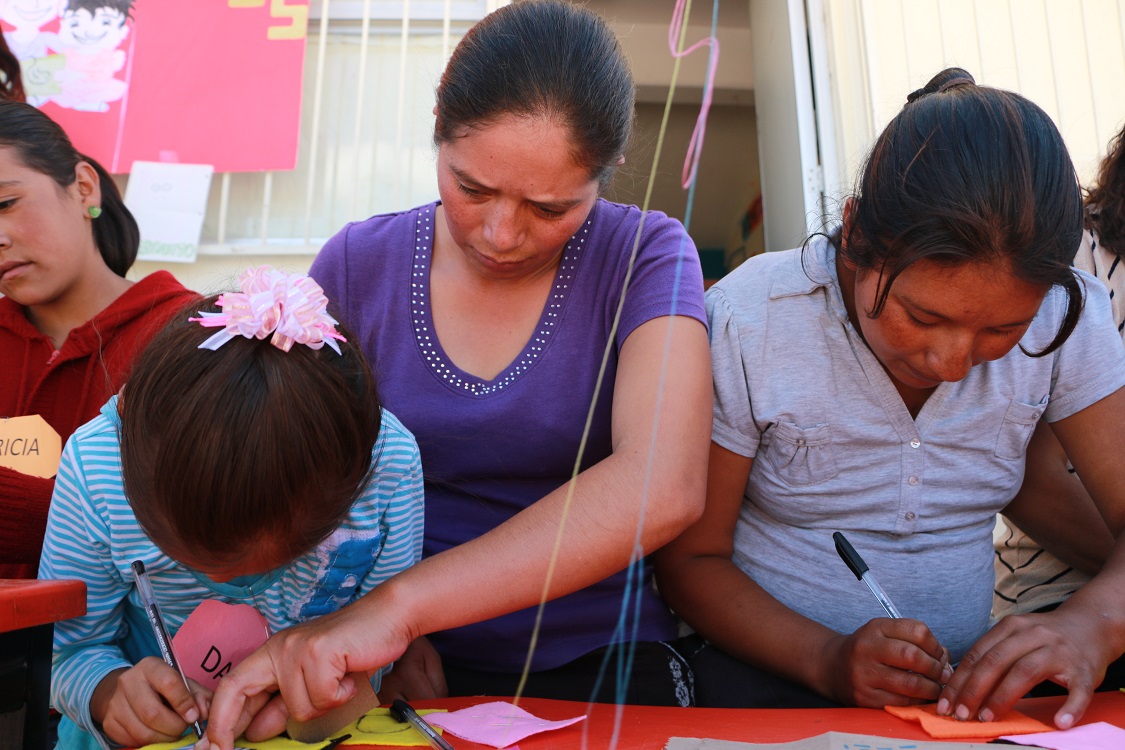 Casi 700 mil mamás en todo el país apoyan a Conafe en su labor educativa