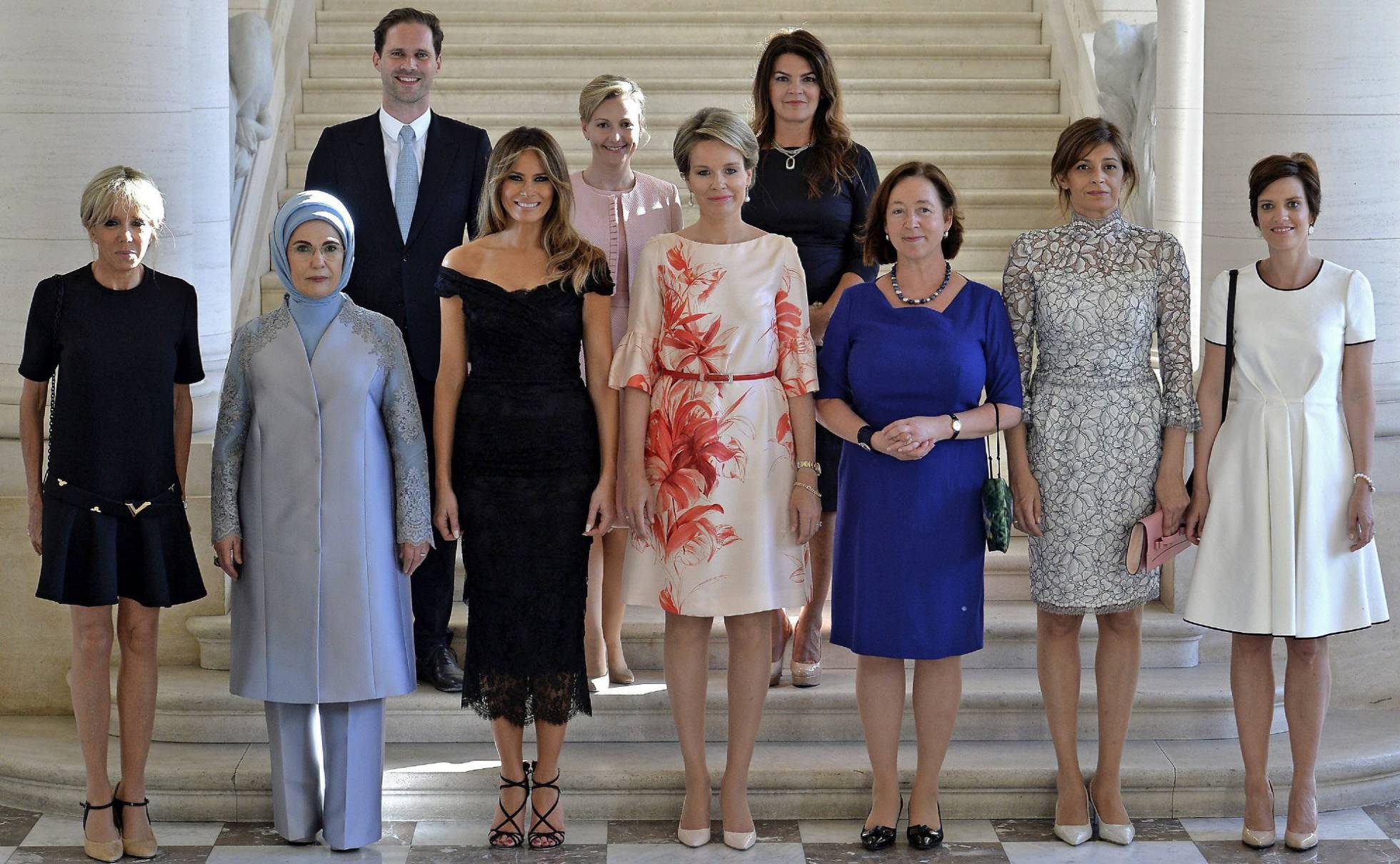 ¿Un hombre en la foto de las Primeras Damas en la cumbre de la OTAN?