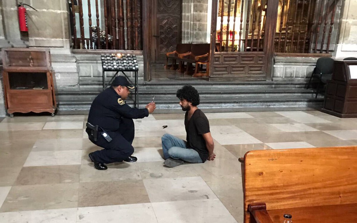 Apuñalan a sacerdote en el interior de la Catedral Metropolitana