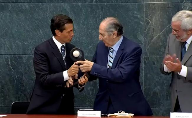 Peña Nieto entrega Premio Carlos Fuentes al poeta Eduardo Lizalde