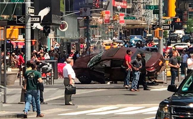 Auto arrolla a multitud en Times Square, se reporta un muerto y 10 heridos