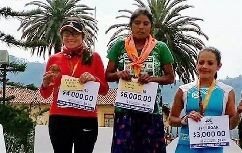 Corredora rarámuri gana el ultramaratón UltraTrail Cerro Rojo