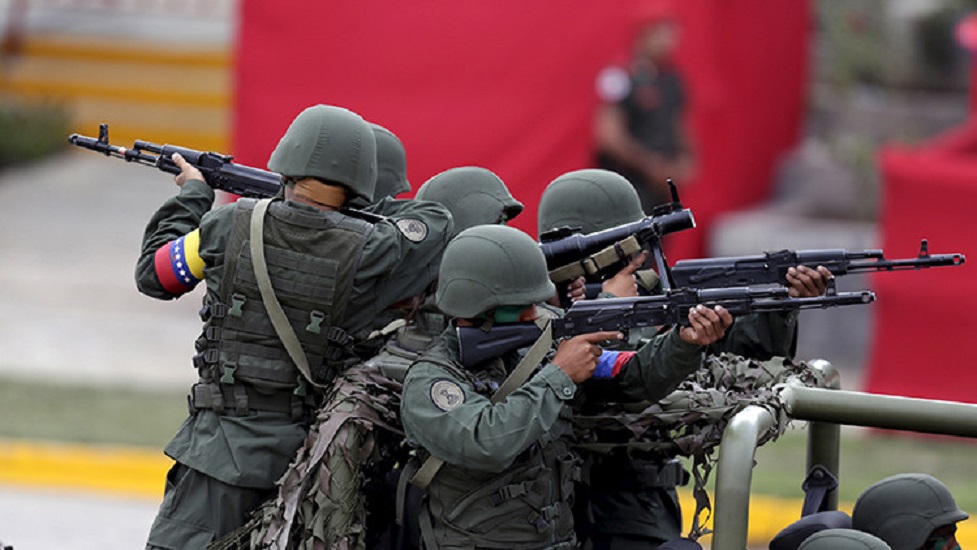 Militares venezolanos preparan francotiradores para usarlos contra manifestantes