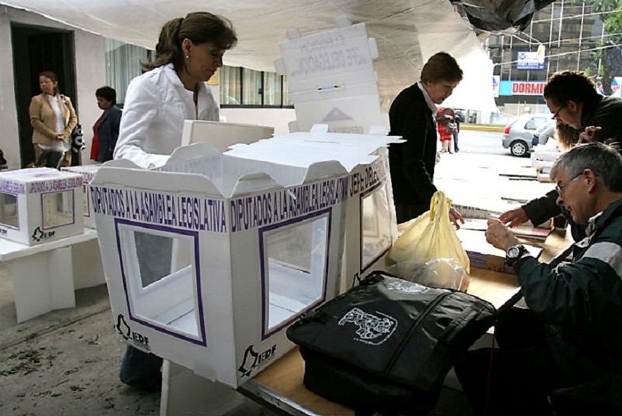 Piden diputados prohibir uso de aparatos electrónicos dentro de la casilla durante el sufragio