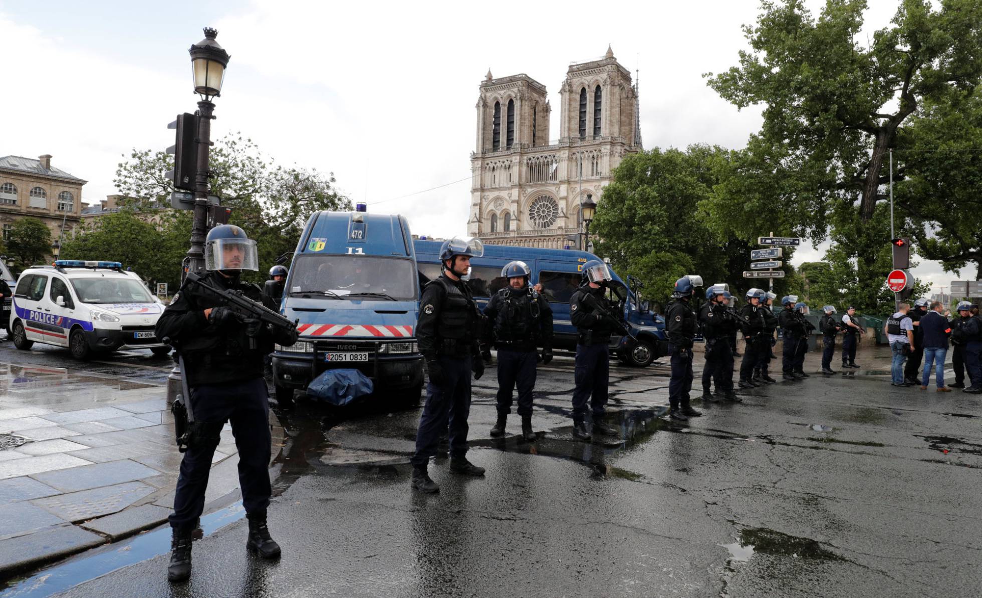 Hombre ataca con un martillo a policía frente a Notre-Dame