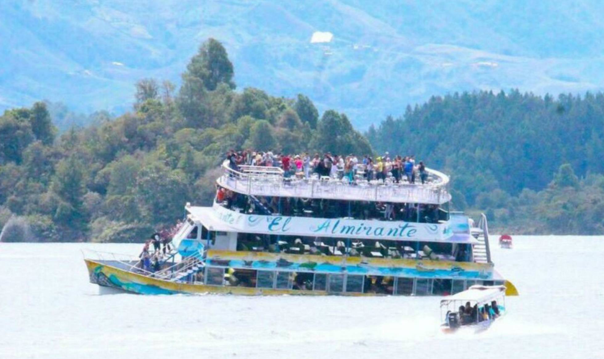 Embarcación en Colombia se hunde con al menos 150 pasajeros a bordo