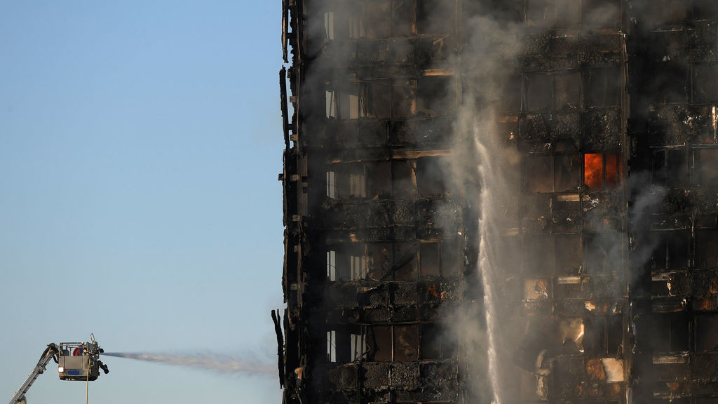 Incendio en edificio de Londres deja al menos seis muertos