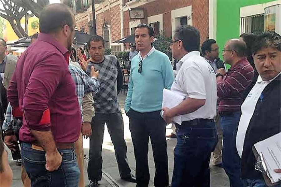 DEL ABSURDO COTIDIANO: Otra más de telerisa; actores, los presuntos vecinos que recibieron a Pena Nieto en Barrio del Artista en Puebla