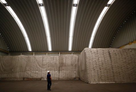 México reducirá envíos de azúcar refinada a EU: Guajardo