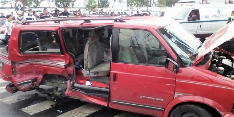 Choque entre vehículo y transporte escolar deja un muerto en la CDMX